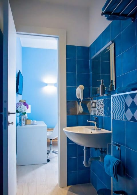 Comfort Double Room (Vernazza) | Bathroom | Shower, free toiletries, hair dryer, bidet