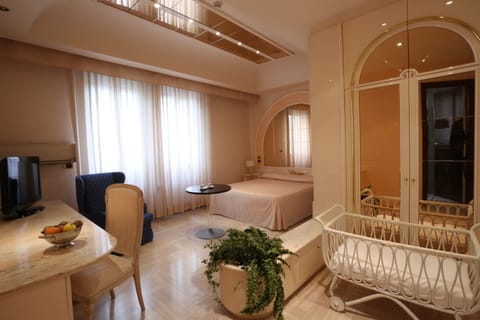 Suite, 1 Double Bed | Frette Italian sheets, desk, blackout drapes, free cribs/infant beds