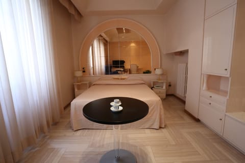 Suite, 1 Double Bed | Frette Italian sheets, desk, blackout drapes, free cribs/infant beds