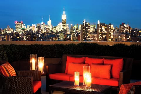 Club Room, 1 King Bed | Property amenity