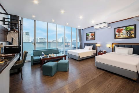 Executive Suite | Minibar, in-room safe, blackout drapes, iron/ironing board
