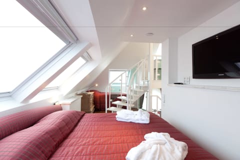 Deluxe Suite | Minibar, in-room safe, desk, cribs/infant beds