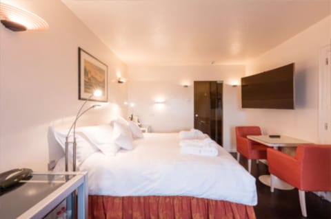 Standard Double Room, Garden View | Minibar, in-room safe, desk, cribs/infant beds