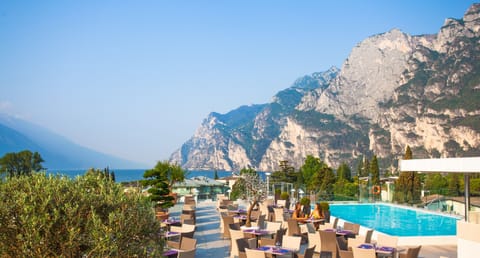 Seasonal outdoor pool, pool umbrellas, sun loungers