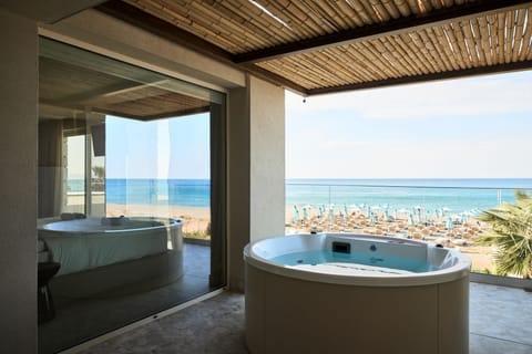 Horizon Grand Suite Sea View with Outdoor Hydromassage Bathtub | 1 bedroom, premium bedding, minibar, in-room safe