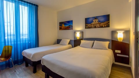 Family Triple Room | Desk, soundproofing, free WiFi, bed sheets