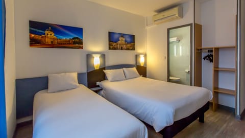 Family Triple Room | Desk, soundproofing, free WiFi, bed sheets