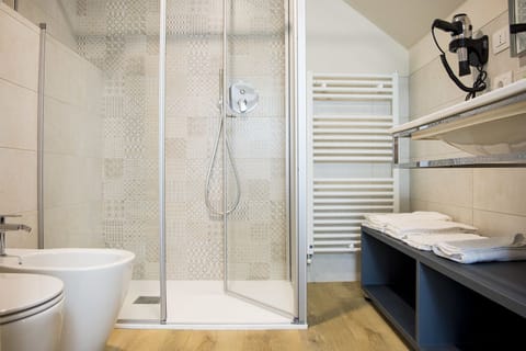 Standard Double Room | Bathroom | Shower, rainfall showerhead, bidet, towels