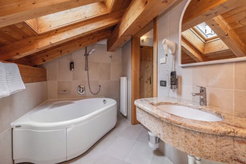 Junior Room | Bathroom | Shower, free toiletries, hair dryer, bidet