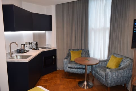 Executive Studio, Ensuite (King) | Private kitchen