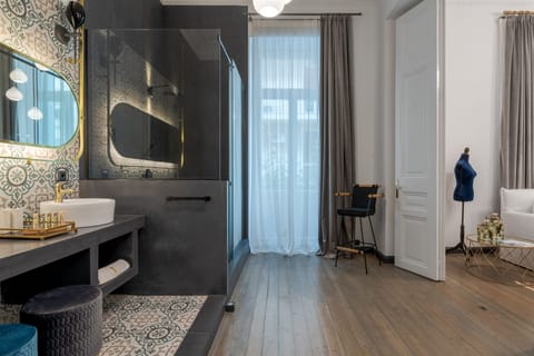 Separate tub and shower, rainfall showerhead, free toiletries