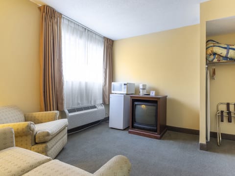 Studio Suite, 1 Queen Bed, Non Smoking | Living area | 32-inch TV with cable channels