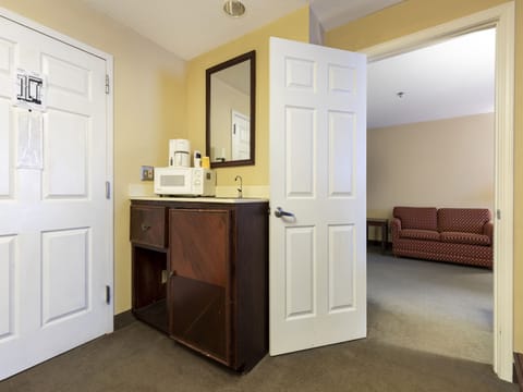 Deluxe Suite, Multiple Beds, Non Smoking | Room amenity