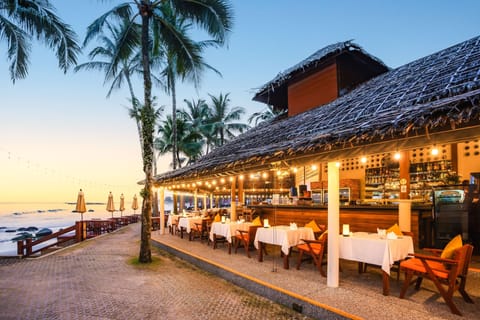 2 restaurants, breakfast, lunch, dinner served; international cuisine