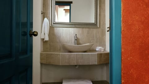 Double Room | Bathroom | Shower, free toiletries, hair dryer, towels