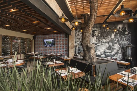 Breakfast, lunch, dinner served; garden views