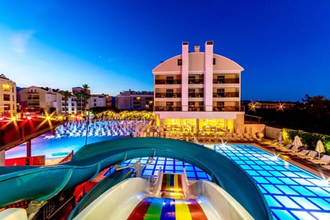 3 outdoor pools, free cabanas, pool umbrellas