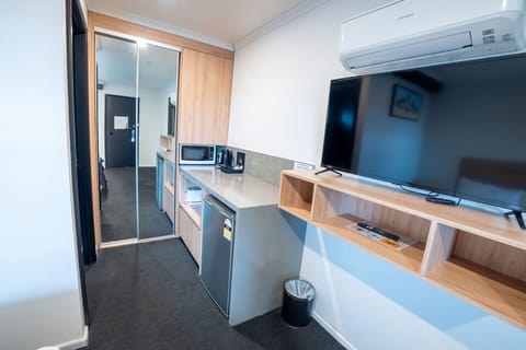 Superior King Room | Individually decorated, individually furnished, blackout drapes