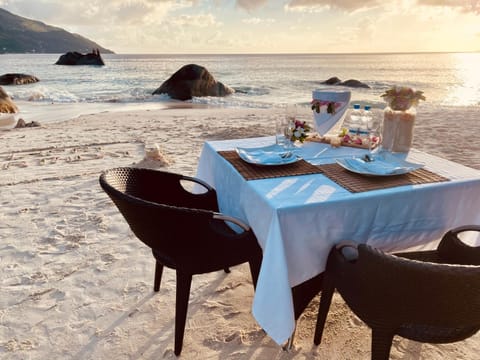 2 restaurants, lunch, dinner served; local and international cuisine