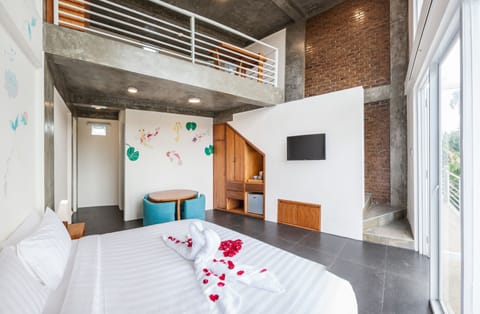 Loft | Premium bedding, pillowtop beds, in-room safe, blackout drapes