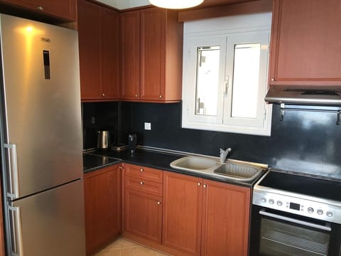 Full-size fridge, oven, stovetop, coffee/tea maker