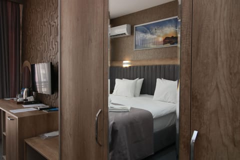Superior Single Room, 1 King Bed, City View | Minibar, in-room safe, laptop workspace, blackout drapes
