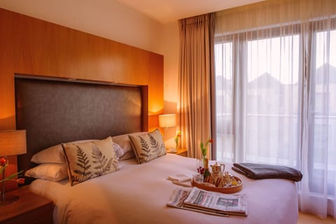 Lodges Self-Catering Garden Area | In-room safe, desk, iron/ironing board, rollaway beds