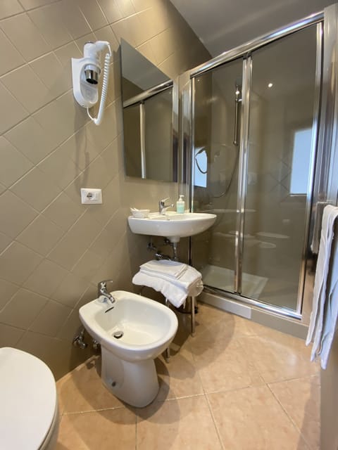 Double Room | Bathroom | Shower, free toiletries, hair dryer, bidet