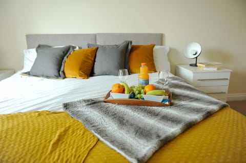 Luxury Apartment, Ensuite, River View (Hunters Wharf) | 2 bedrooms, premium bedding, Tempur-Pedic beds, individually decorated