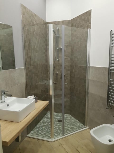 Standard Room, 1 Queen Bed (Corallo) | Bathroom | Shower, hair dryer, bidet, towels