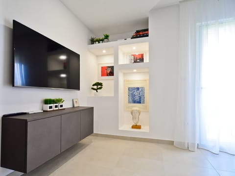 Apartment | Living area | Flat-screen TV