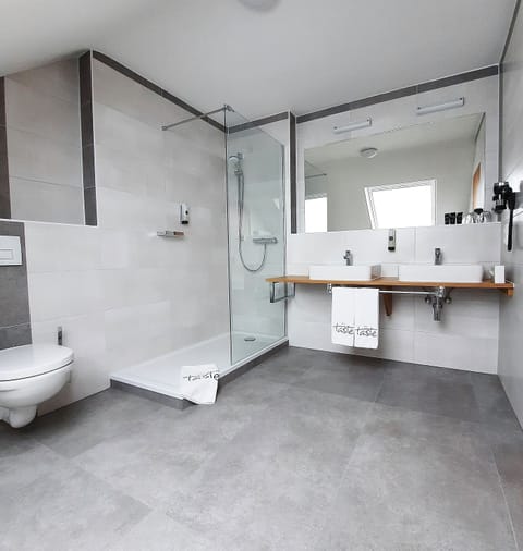 Superior Double Room | Bathroom | Shower, hair dryer, towels, soap