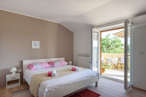 Duplex | Soundproofing, iron/ironing board, free cribs/infant beds, free WiFi