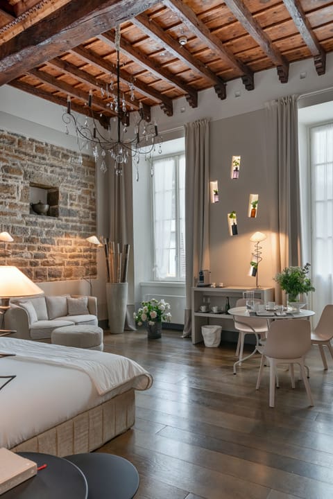 Suite Junior | Living area | 46-inch TV with cable channels, heated floors