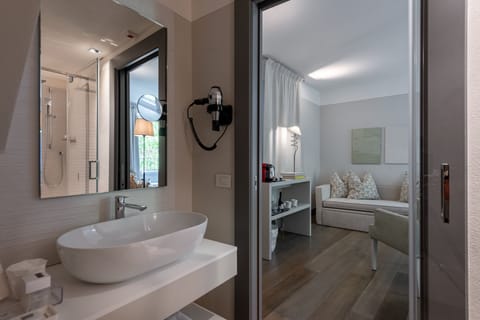 Family Suite | Bathroom | Shower, free toiletries, hair dryer, slippers