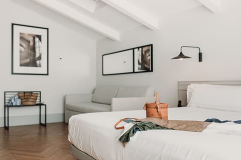 Penthouse, Terrace | Minibar, in-room safe, desk, blackout drapes