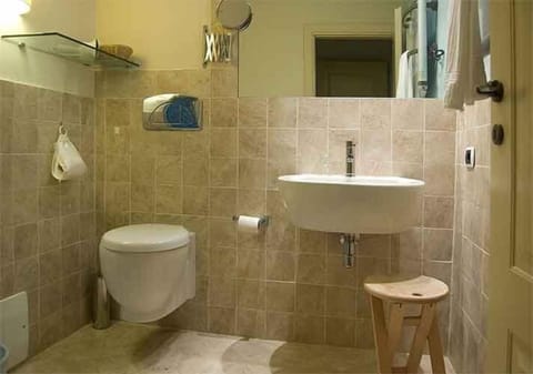 Classic Room, City View | Bathroom | Shower, free toiletries, hair dryer, bidet