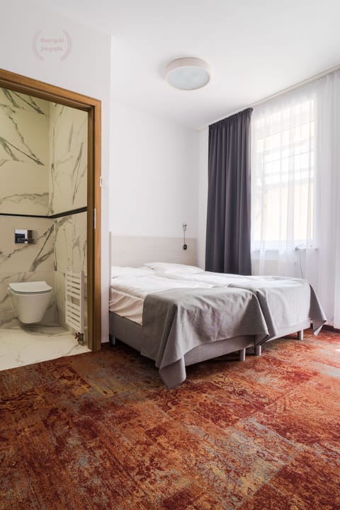 Comfort Double Room | Desk, soundproofing, free WiFi, bed sheets