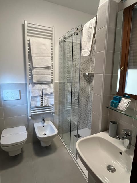 Standard Room | Bathroom | Shower, hair dryer, bidet, towels