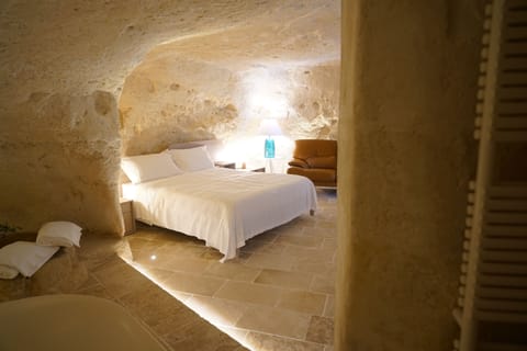 Deluxe Double Room, 1 Queen Bed, Bathtub | Minibar, soundproofing, free WiFi, bed sheets