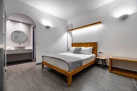 Standard Room, 1 Double Bed | Premium bedding, pillowtop beds, minibar, in-room safe