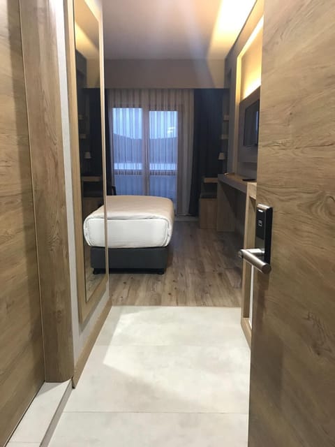 Double Room, Lake View | Minibar, desk, laptop workspace, soundproofing