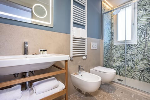 Deluxe Double Room, Balcony | Bathroom | Shower, rainfall showerhead, hair dryer, bidet