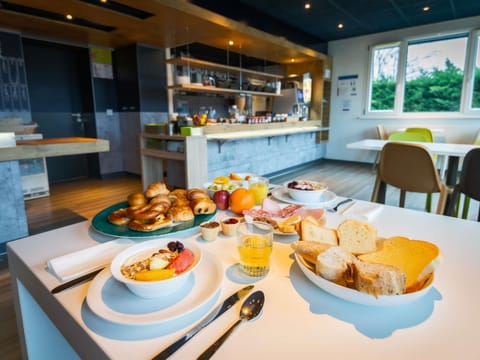 Daily buffet breakfast for a fee