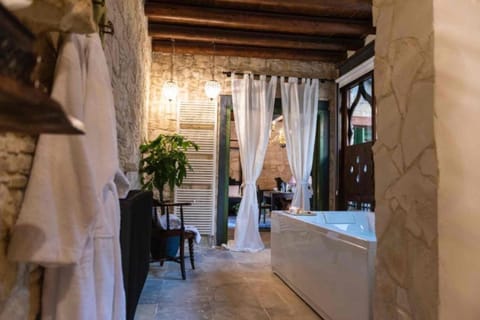Shiraz Suite | Bathroom | Shower, free toiletries, hair dryer, bathrobes