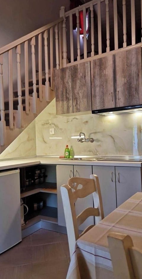 Family Duplex | Private kitchen | Fridge, stovetop, electric kettle, cookware/dishes/utensils