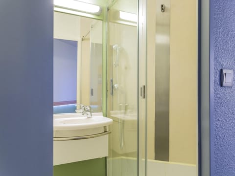 Triple Room, Multiple Beds | Desk, blackout drapes, free cribs/infant beds, free WiFi