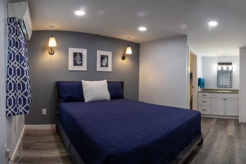 Standard Room, 1 Queen Bed | WiFi (free), bed sheets