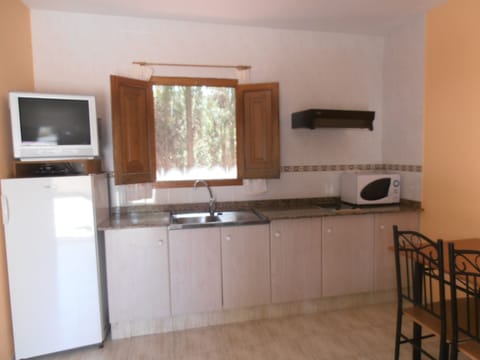 Bungalow, 1 Bedroom, Kitchen | Private kitchen | Fridge, microwave, electric kettle
