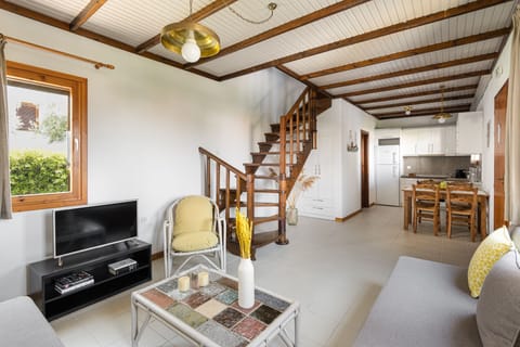 Hillside Superior Residence | Living area | 32-inch TV with satellite channels